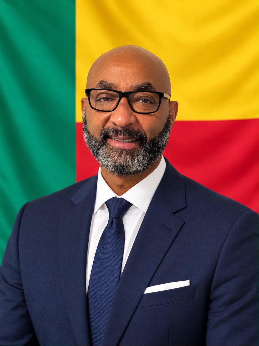 Portrait de Patrick F. Soho devant le drapeau du Bénin